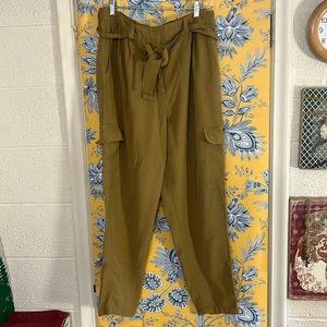 NINE WEST L tapered cropped cargo pants with elastic tie waist in olive tone EUC